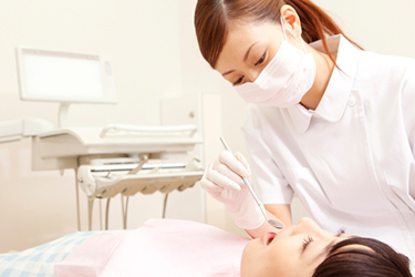 歯科衛生士の専任制度で１人の患者さまに向き合う治療ができます